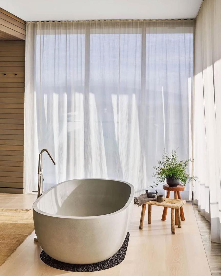 Šarapova je parcelu kupila još 2012. godine, a uz pomoć arhitektonskog studija KAA Design i dizajnerice Courtney Applebaum stara kuća pretvorena je u vrhunsku rezidenciju minimalističkog karaktera.