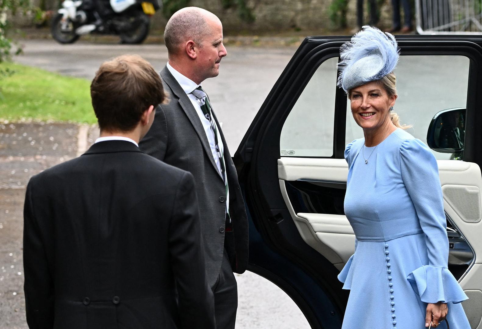 Među okupljenima u crkvi bili su mladoženjina sestra i šogor Zara i Mike Tindall sa svojim kćerima Mijom i Lenom te vojvoda i vojvotkinja od Edinburgha sa svojim sinom Jamesom, grofom od Wessexa.