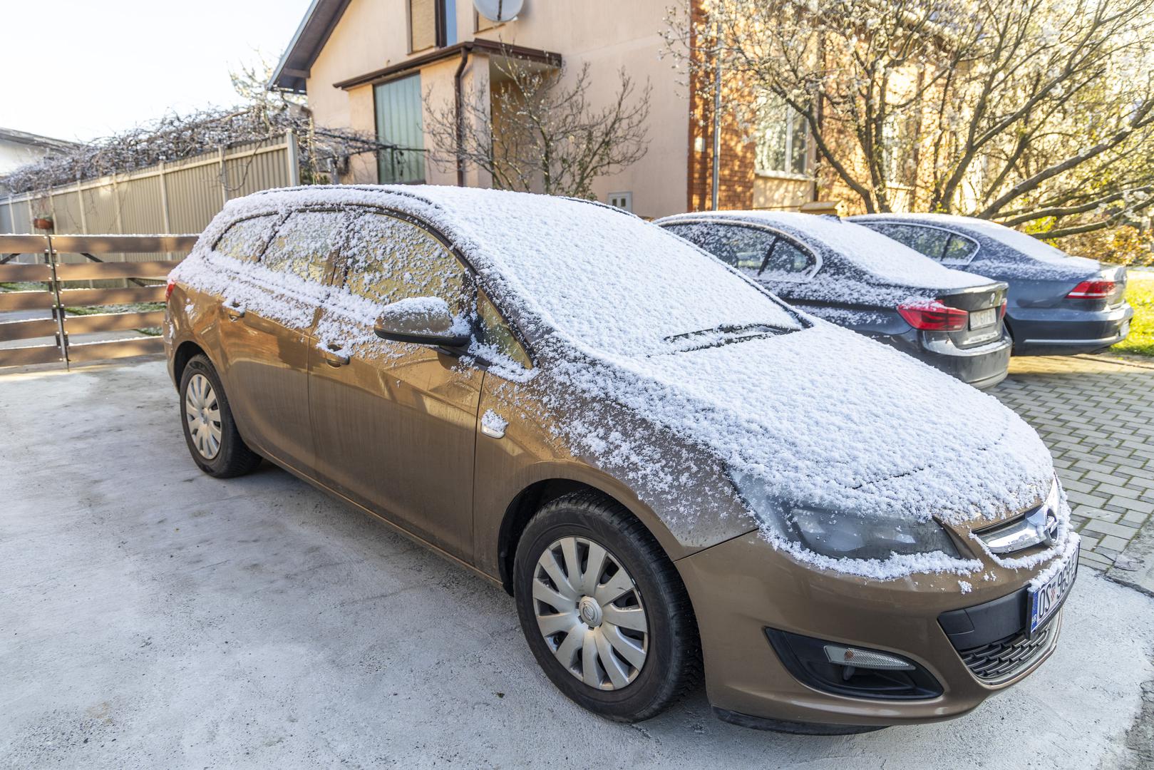 Prema ranijim najavama danas je u dijelovima Hrvatske palo i malo snijega. Tako iz Osijeka stižu fotografije automobila i krovova na kojima se zadržalo malo snijega.