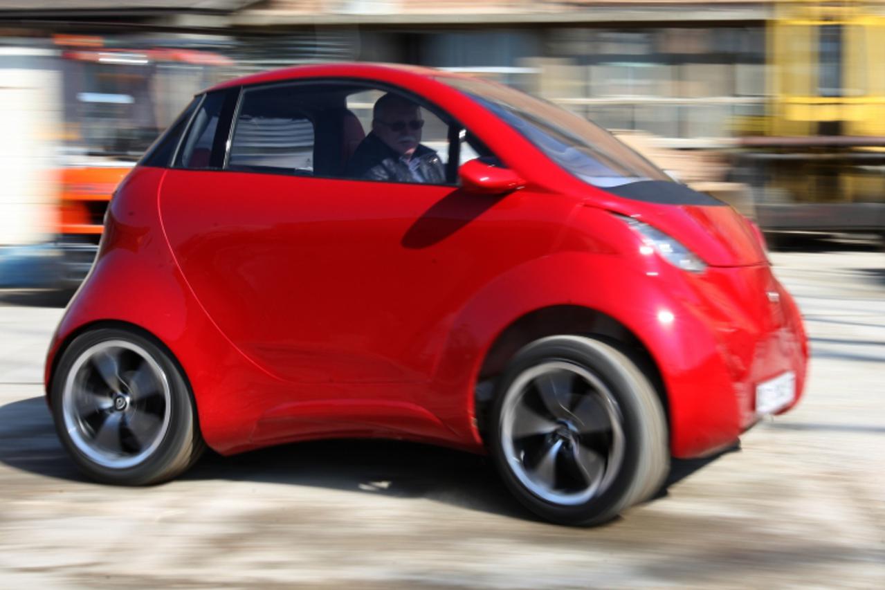 \'26.03.2010., Zagreb - Hrvatska Firma Dok-ing, probna voznja prvim Hrvatskim elektricnim automobilom kojeg je napravio Vjekoslav Majetic.Testni vozac bio je Miroslav Ambrus Kis novinar Vecernjeg list