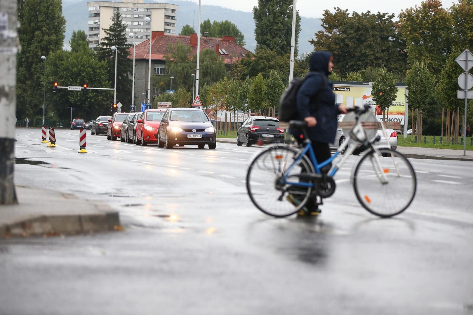 30.09.2021., Zagreb - Radovi na puknucu cijevi na Selskoj ulici nisu prouzrocili velike guzve tijekom jutra.
Photo: Matija Habljak/PIXSELL