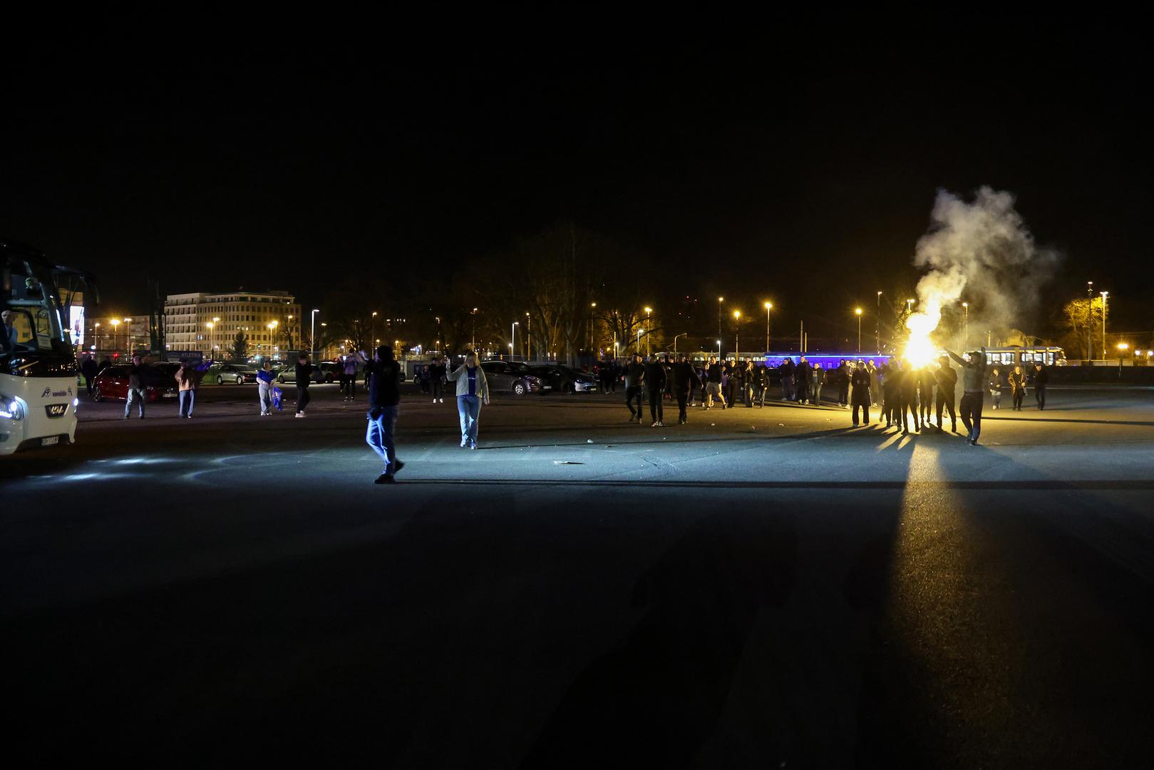 Poseban je doček dobio prvi vratar Dinama Dominik Livaković kojem su navijači pjevali: "I na strani i kod kuće, Livi brani nemoguće. Livi majstore!"