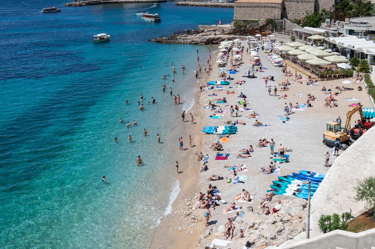 Plaže u Dubrovniku pune su kupača 