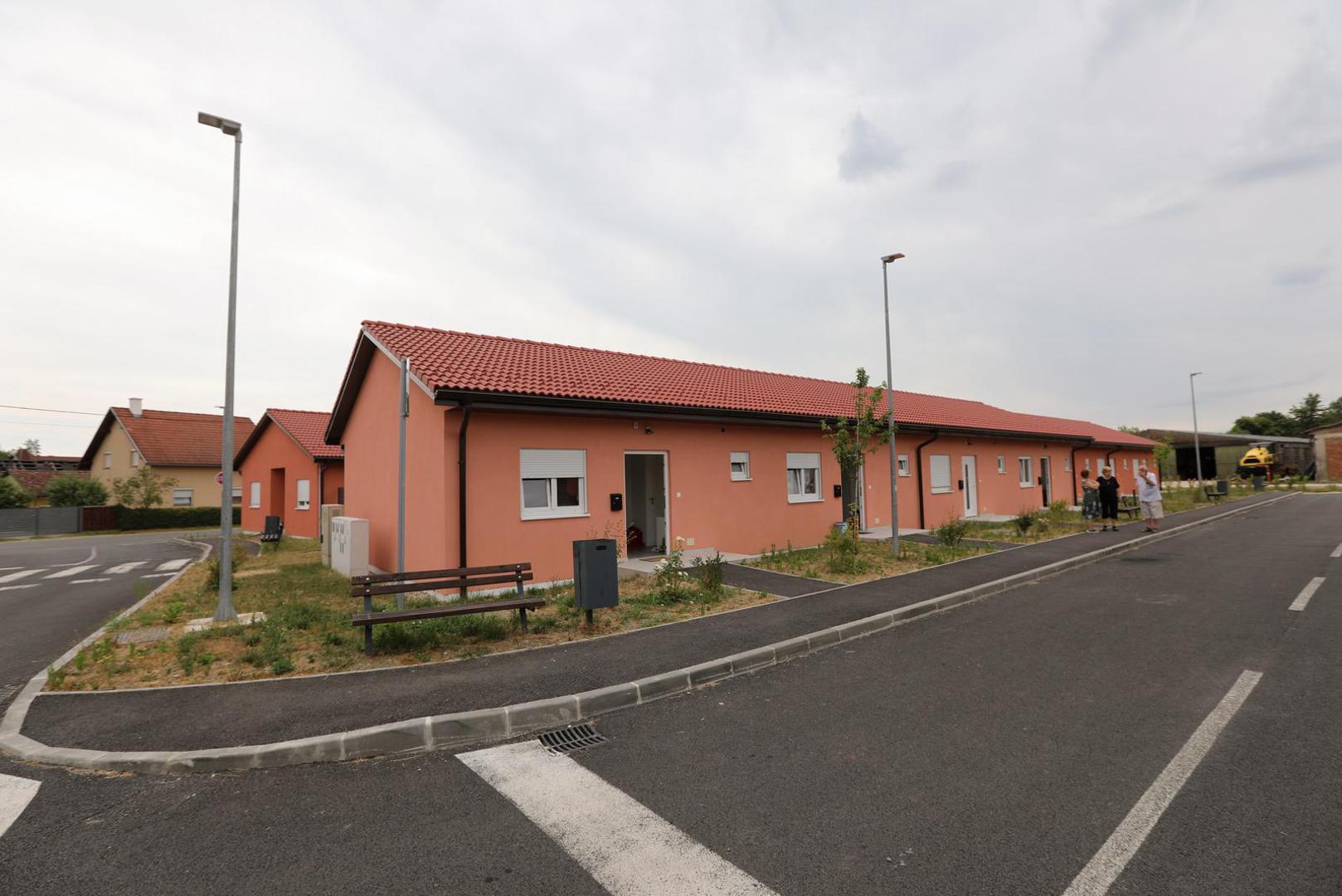 Kažu da se polako privikavaju, no već pet godina nisu u svojim domovima, a jedna korisnica naselja kaže da su dobili informaciju da nema dovoljno izvođača.

