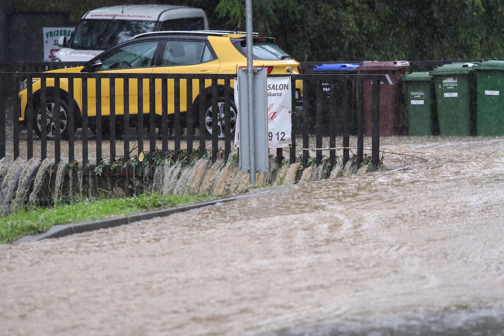 26.07.2020., Zagreb - Jako nevrijeme s kisom i tucom pogodilo je Crnomerec te je u ulici Fraterscica uzrokovalo vodenu bujicu i pucanje asfalta.  Photo: Luka Stanzl/PIXSELL