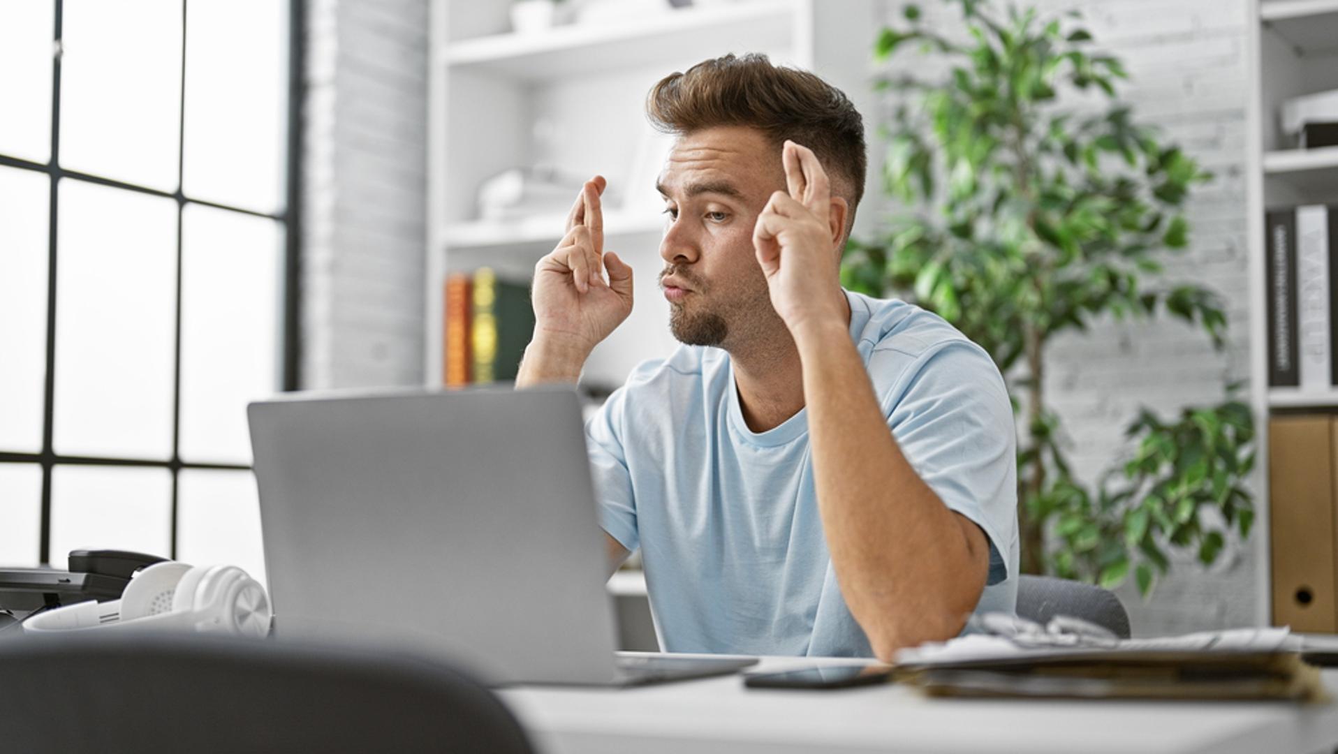 U kućama diljem Hrvatske i šire praznovjerja su se često prenosila s koljena na koljeno i u mnogim su domovima bila dio 'kućnog reda' koji se ne dovodi u pitanje. Naše majke i bake znale su ih izgovarati usput, dok spremaju ručak ili slažu rublje, kao da upozoravaju na nevidljive znakove oko nas. 