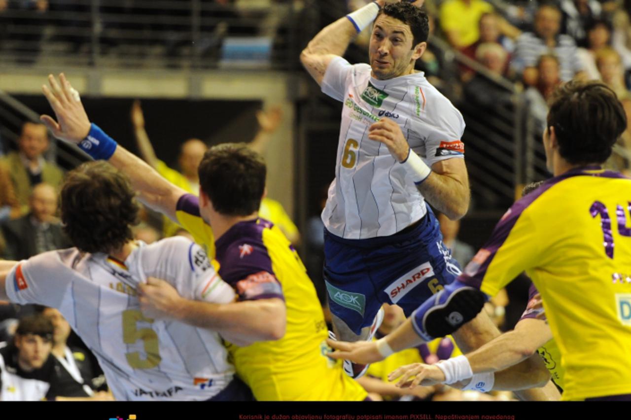 \'Hamburg\'s Blazenko Lackovic (TOP) tries to get past Berlin\'s defense during the handball Champions League match between Fuechse Berlin and HSV Hamburg at the Max Schmeling Hall in Berlin, Germany,
