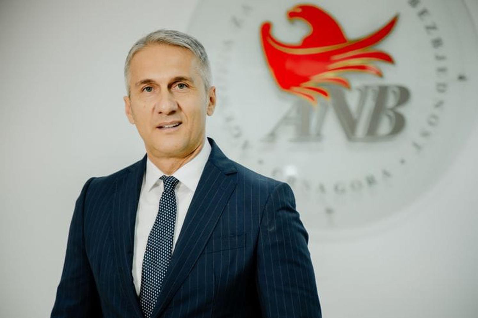 Vukšić tvrdi da je Pajković ukrala njegov telefon, čime je došlo do zloporabe i prijetnji. 