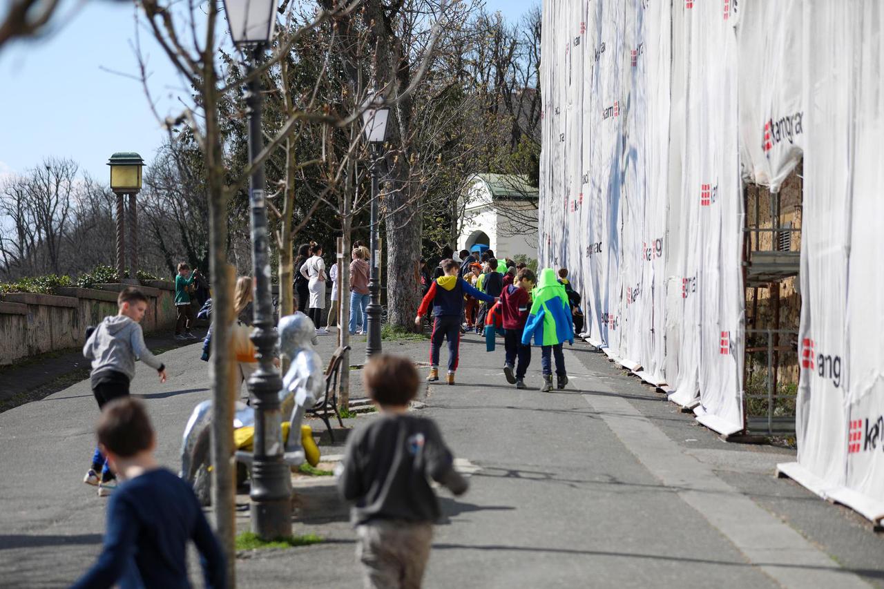 Zagreb: Velike grupe djece okupirale Gornji grad na prvi dan proljeća