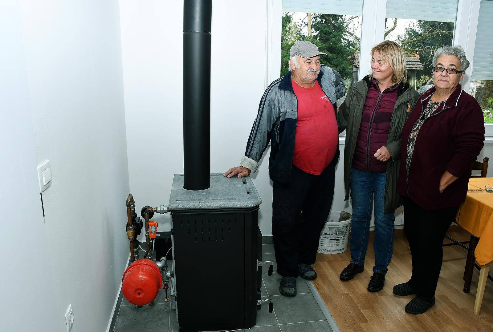 07.11.2023.,Glina, Majske Poljane - Obilazak obnovljenih kuca od strane drzave, onih koje su obnovljene donacijama, ali i ljude koji su i dalje u kontejnerima. Majske Poljane, Stana i Milorad Grubic. Branka Baksic Miksic Photo: Nikola Cutuk/PIXSELL