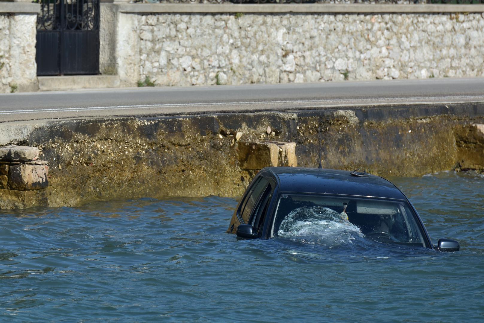 Policija je potvrdila da je auto neregistriran, ali ne i da je 36-godišnji vozač namjerno sletio u more.