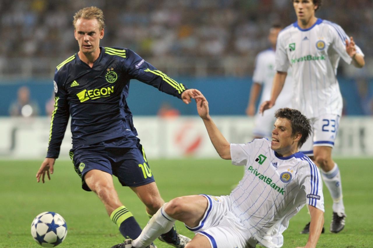 'Ognjen Vukojevich (R) of  FC Dynamo Kiev fight for a ball against Siem de Jong (L) of FC Ajax , Amsterdam, during their Champions League Play-off round match in Kiev on August 17, 2010. AFP PHOTO/GEN