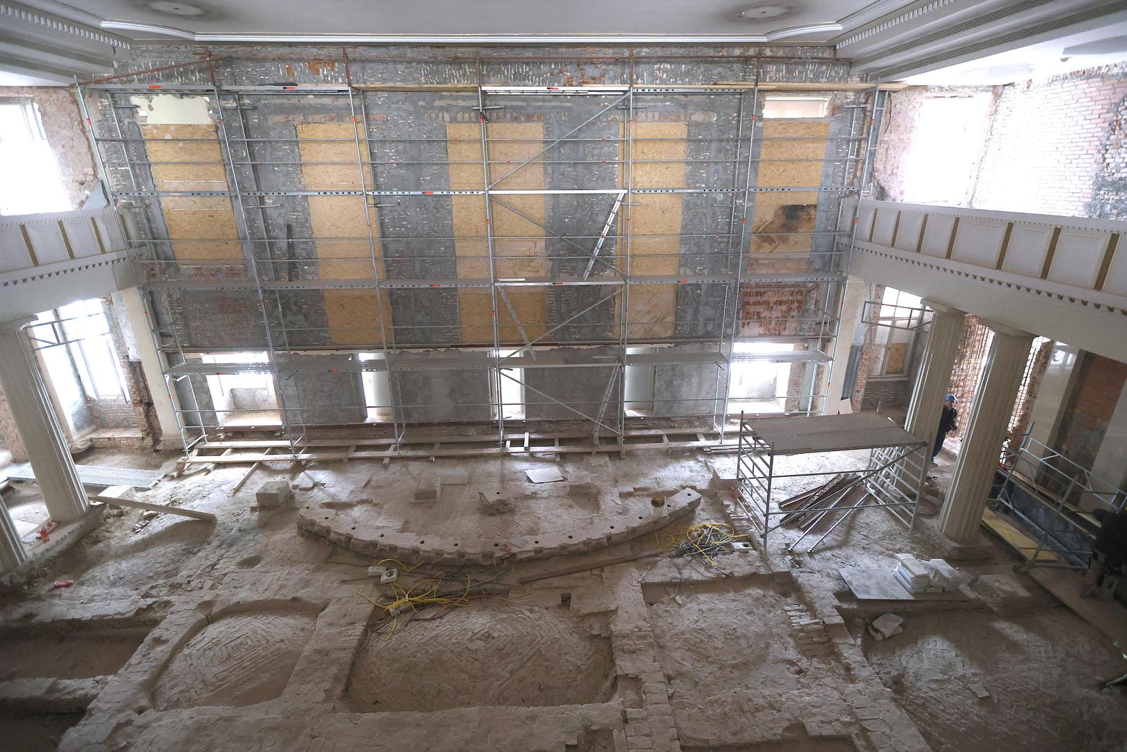 Ogoljenih zidova, sva u skelama i bez prepoznatljivih crvenih naslonjača... 