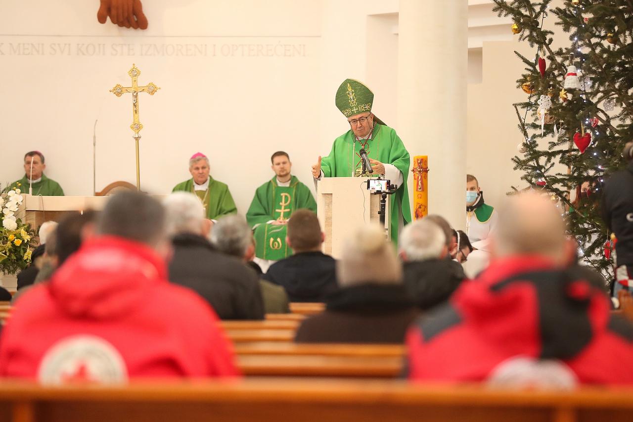 Glina: Nadbiskupi Puljić i Vukšić služili misu u crkvi sv. Ivana Nepomuka