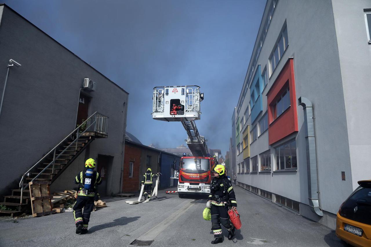 Zagreb: Gori tiskara na Trešnjevci, osam vatrogasnih vozila na terenu