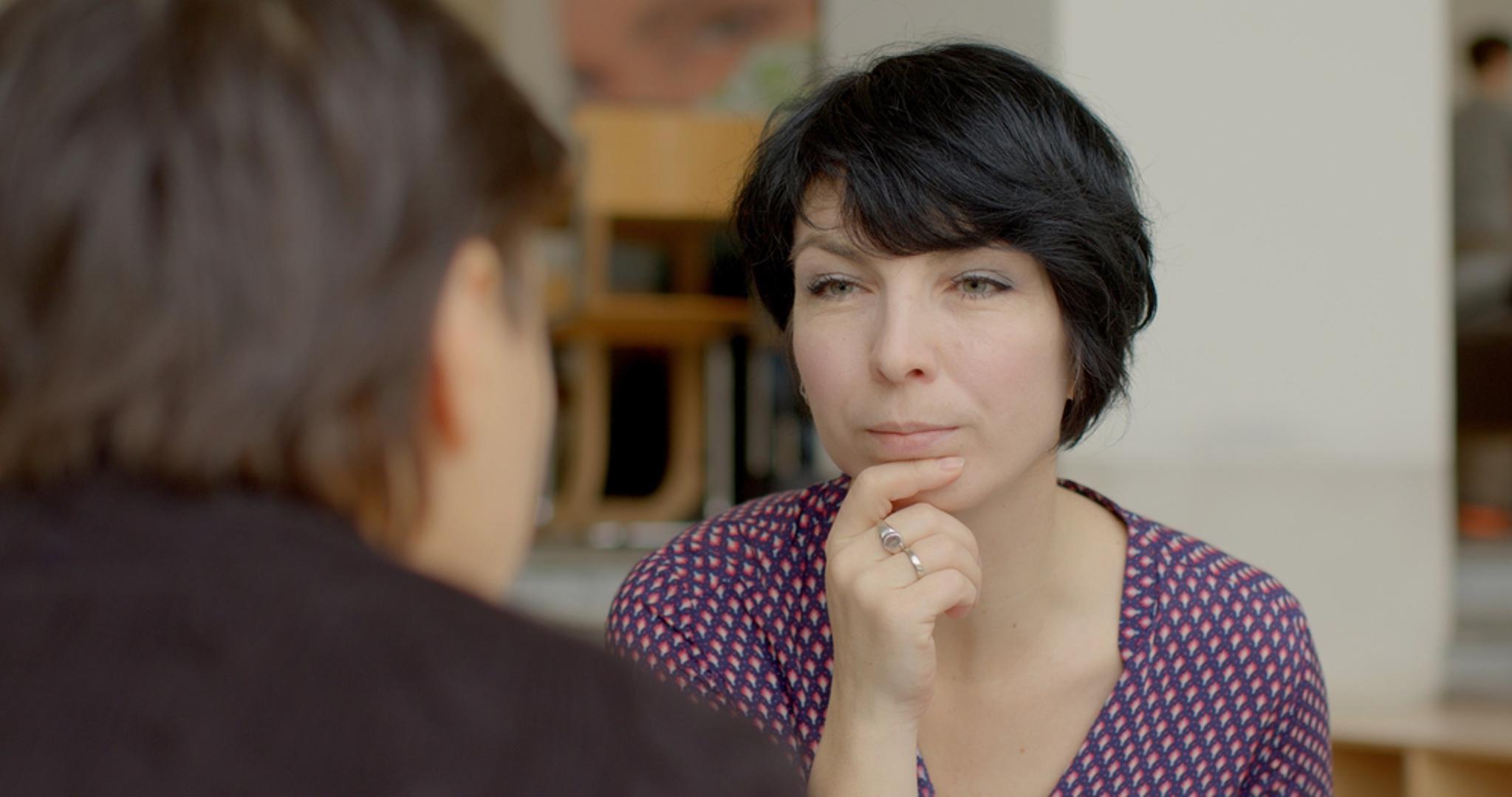 Stisnute usne: Prema Colleen Wenner, lažljivci nesvjesno stišću usne kako bi zadržali riječi. Usne su pritom zategnute i blago spuštene prema dolje. To je instinktivna reakcija kojom se suzbija istina, a stručnjaci je opisuju kao refleks kojim osoba pokušava spriječiti da izgovori nešto što ne bi trebala.