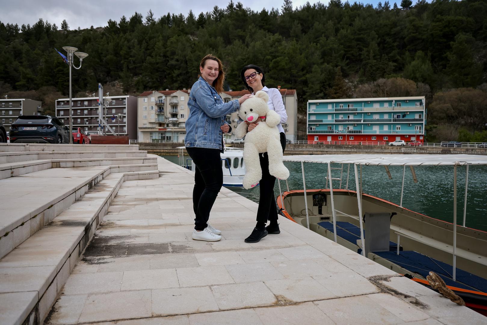 Katarina Brajnović i Hristina Radmilović brinu se o turistima u jedinom hotelu u ovom kraju. Nezaboravni su
izleti brodom te istraživanje Jankovića buka, Ogarova buka, Tulovih greda, Kudina mosta...
