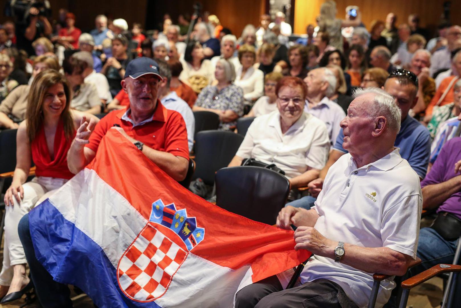 Koncert partizanske pjesme održao se danas u 13 sati u Maloj dvorani Koncertne dvorane Vatroslava Lisinskog u Zagrebu, a organizatori su Savez antifašističkih boraca i antifašista RH i Grad Zagreb
