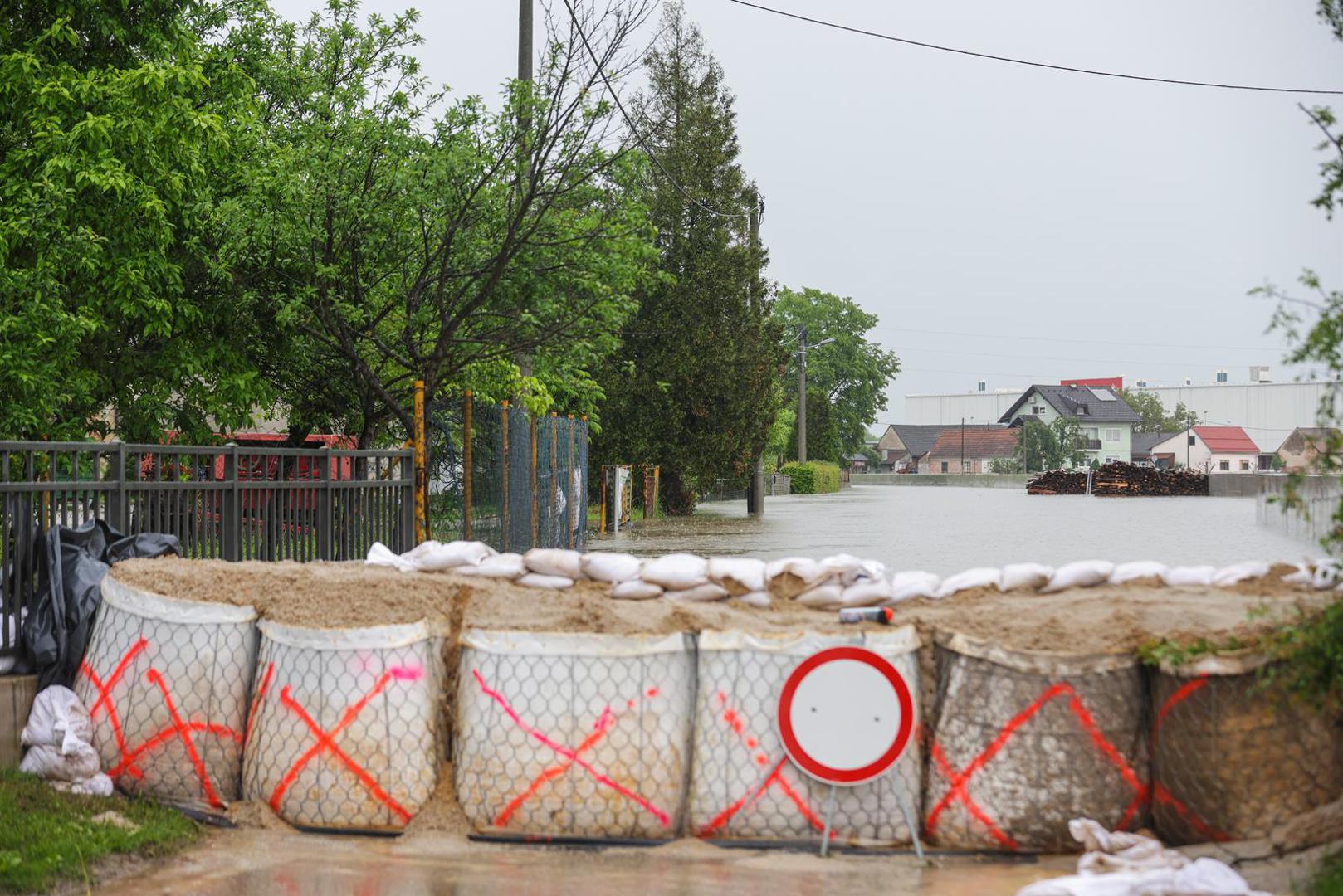 17.05.2023., Karlovac - U naselju Selce rijeka Kupa se izlila iz korita te se izlila na cestu. Photo: Luka Stanzl/PIXSELL