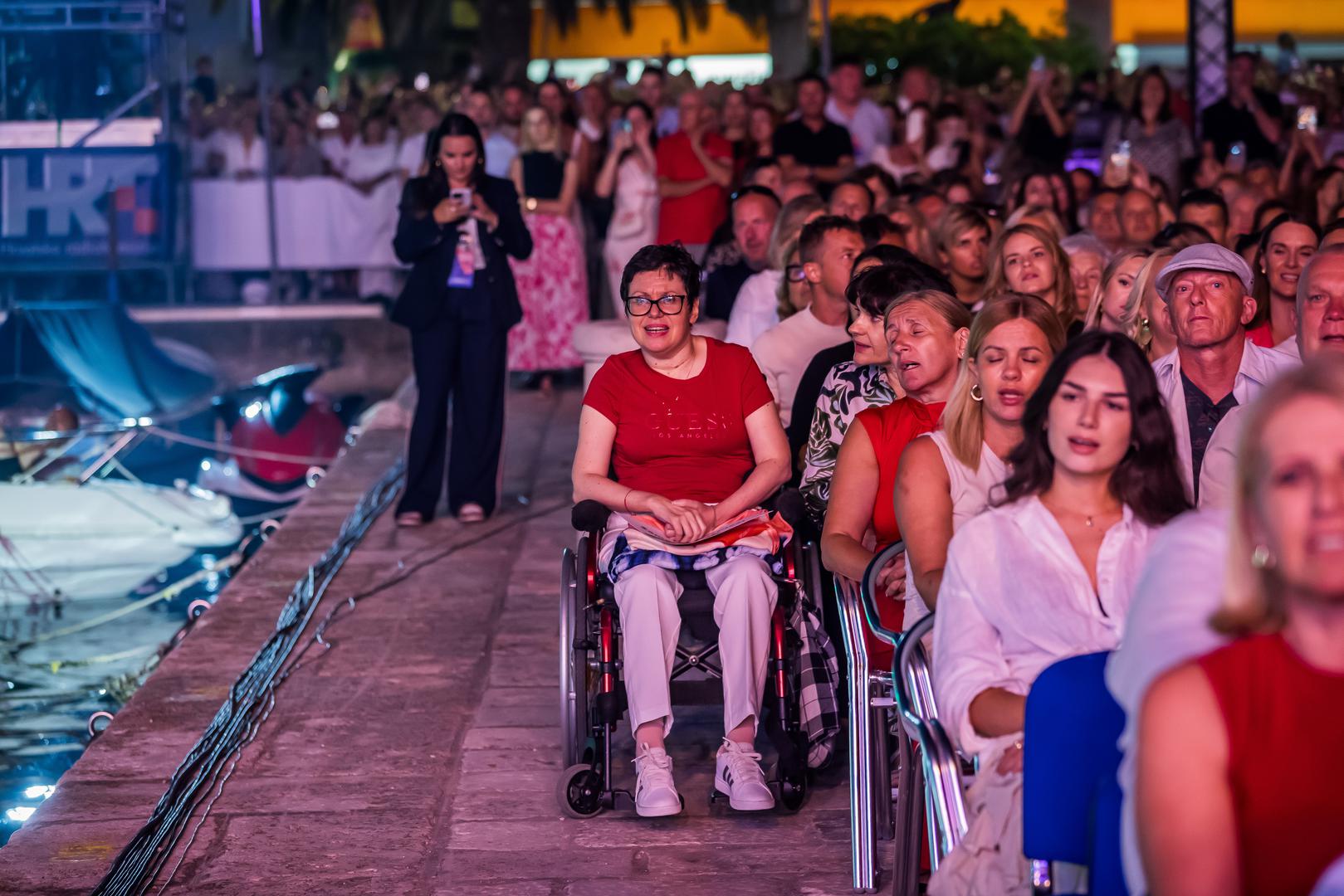 U srijedu će se na trgu ispred crkve sv. Josipa održati Jazz večer uz nastup Miroslava Tadića, Vlatka Stefanovskog i Yvette Holzwarth, a događanja će na istoj lokaciji u četvrtak zaključiti program „Dvi, tri, riči… glumci Oliveru“.