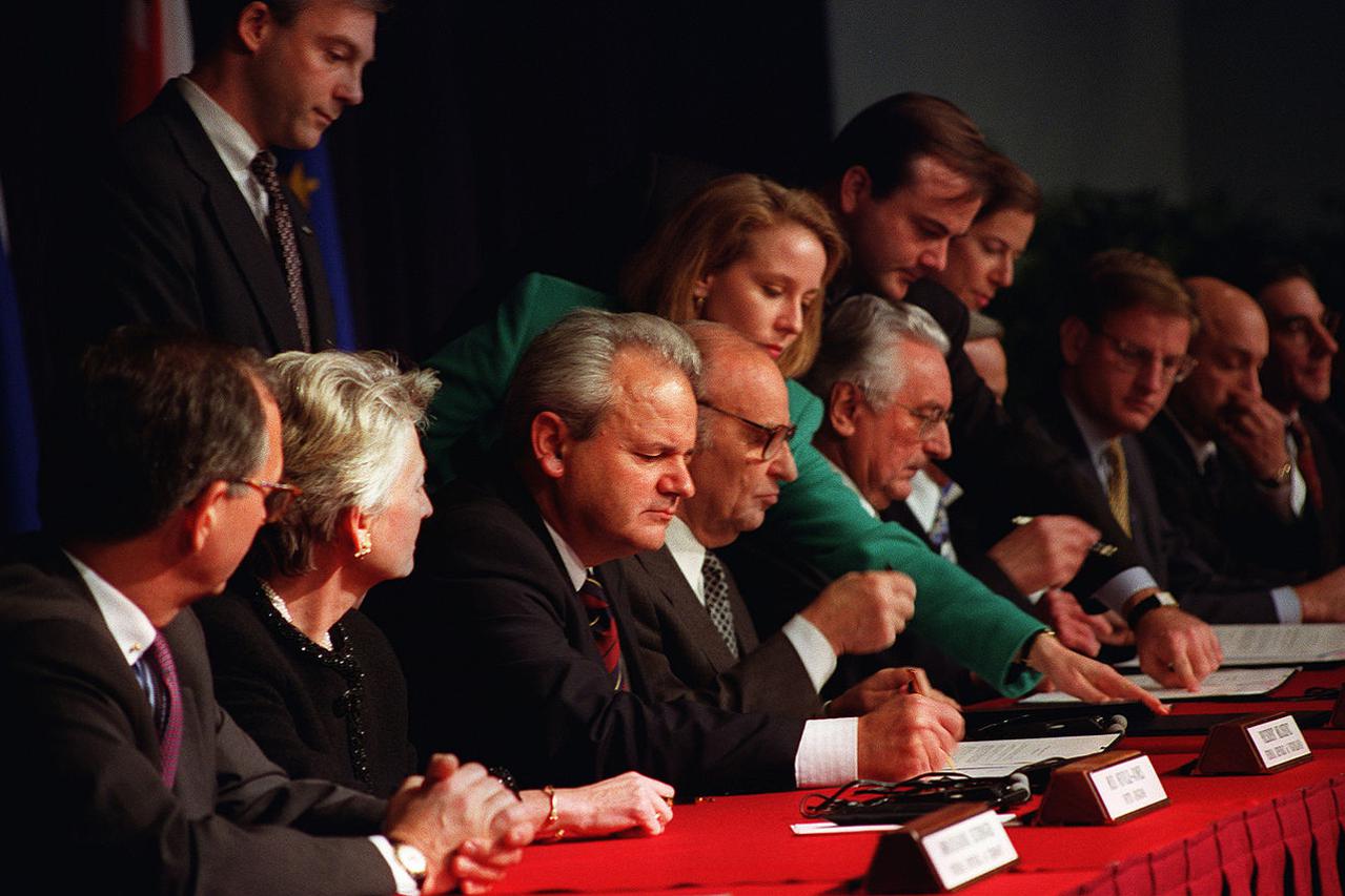 Sporazum u Daytonu potpisan je nakon teških trotjednih pregovora u vojnoj zračnoj bazi u Daytonu