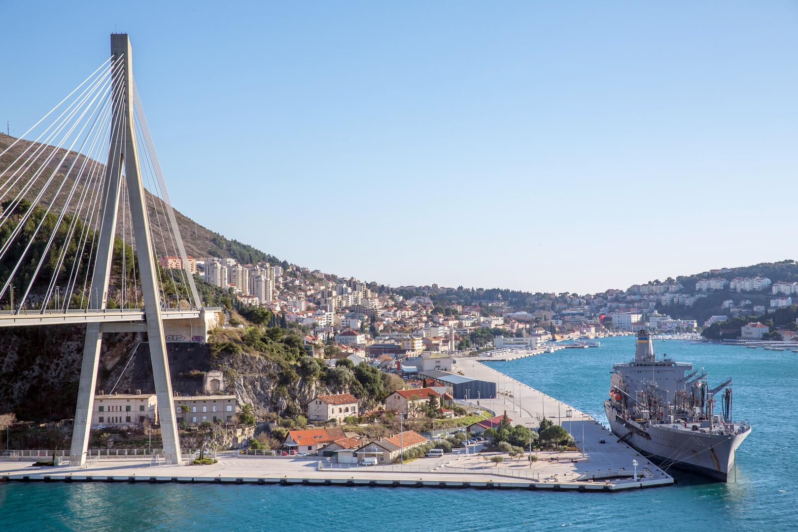 Tanker RM SAD-a 'USNS Leroy Grumman' boravi u Dubrovniku od 22. prosinca 2017. godine do 2. siječnja 2018. godine.