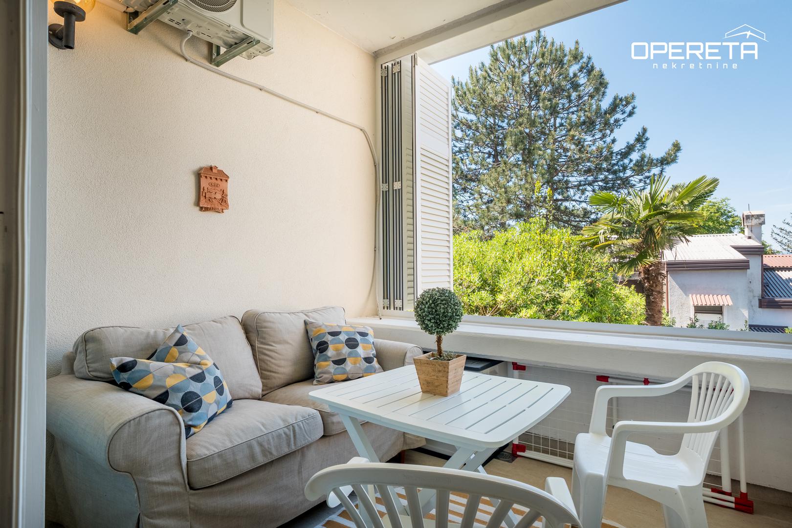 "Uređena okućnica s prostranim terasama, roštiljem i jacuzzijem pruža idealan prostor za odmor i druženje", navode u agenciji te dodaju kako je  moguća zamjena za manji stan uz nadoplatu za kuću (Rijeka, Zagreb ili Zadar)