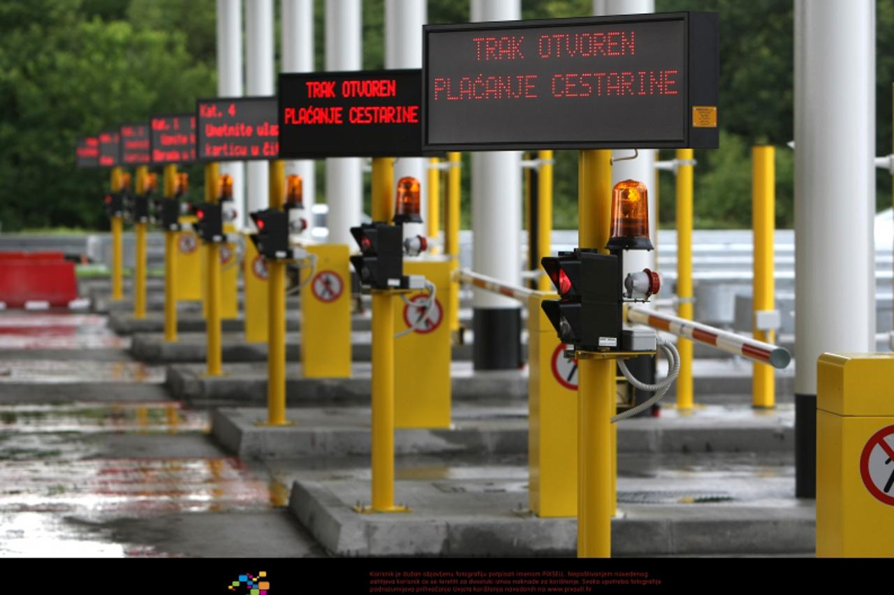 \'10.07.2009., Zagreb - Naplatna postaja Demerje. Vozac crvenog automobila djakovackih tablica iz Karlovca je krenuo prema Zagrebu. Kod novih naplatnih postaja u Demerju u 9.30 sati vozac crvenog auta