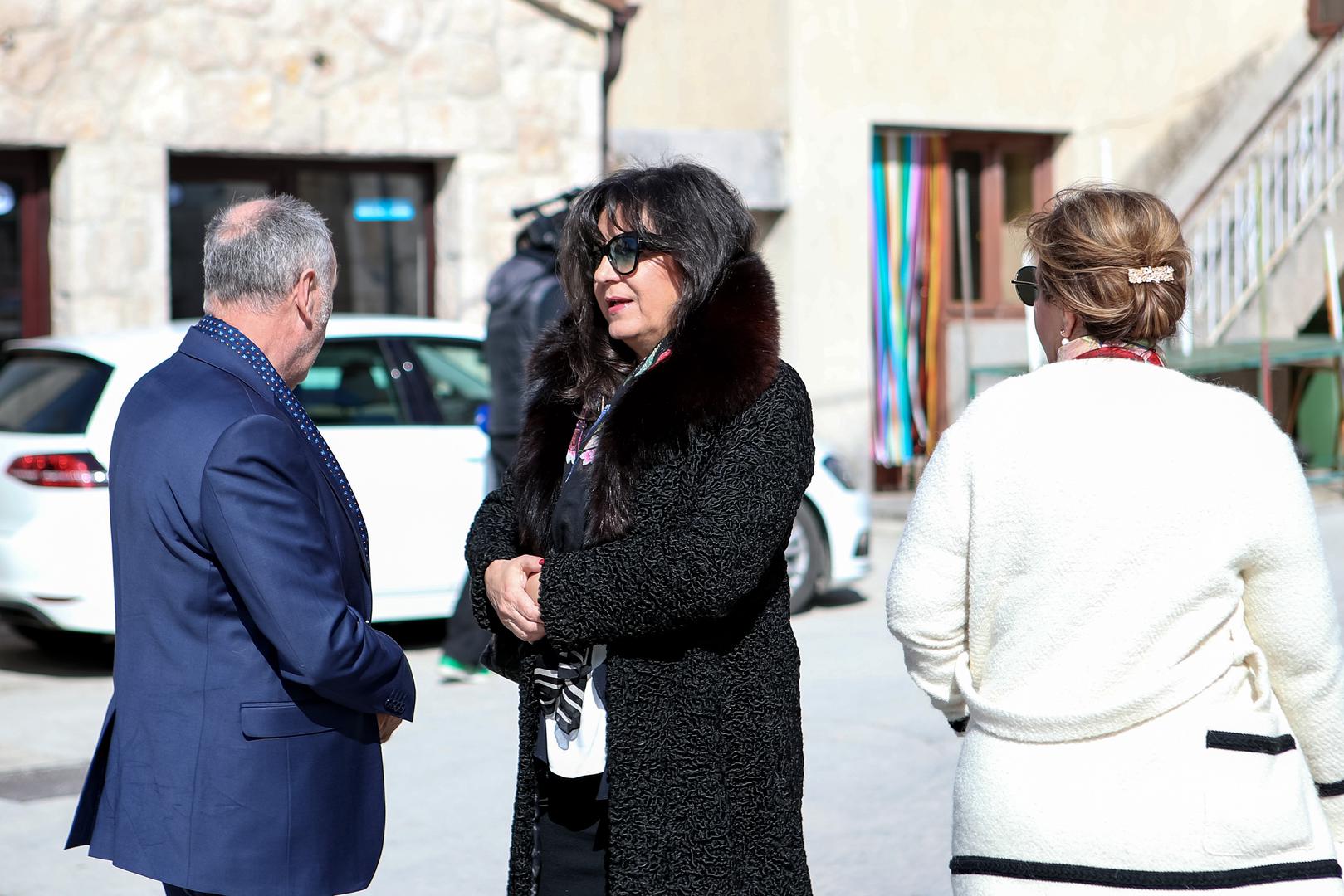 Njihovo vjenčanje opisao je novinar i publicist Nenad Ivanković u knjizi "Ratnik, pustolov i general". Prema njegovim zapisima, par se vjenčao u iznimno turbulentnom razdoblju, između dviju vojnih operacija.