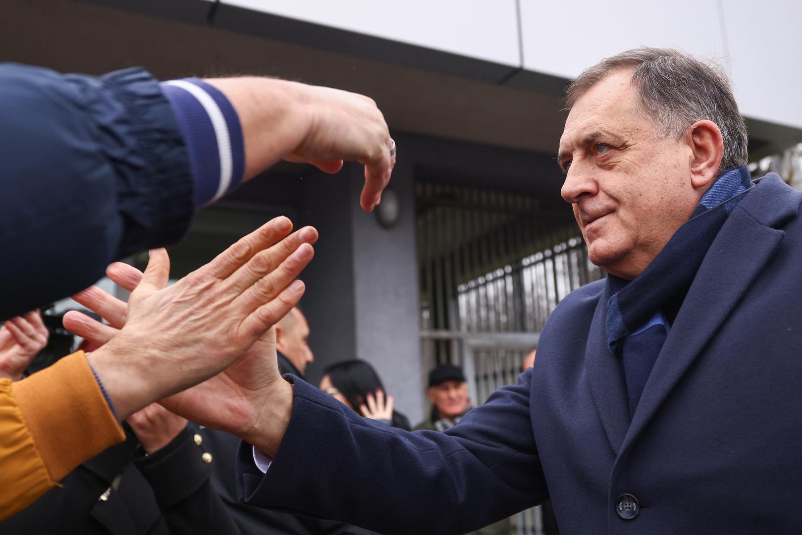 Dodik potječe iz obitelji seljaka iz Laktaša, u blizini Banje Luke. Nakon rata u BiH (1992.-1995.) Zapadu se činilo da ima umjerenjaka u liku ovog predsjednika male socijaldemokratske stranke. Svoju je karijeru zapravo započeo riskantnim potezom, kao protukandidat Radovanu Karadžiću. 