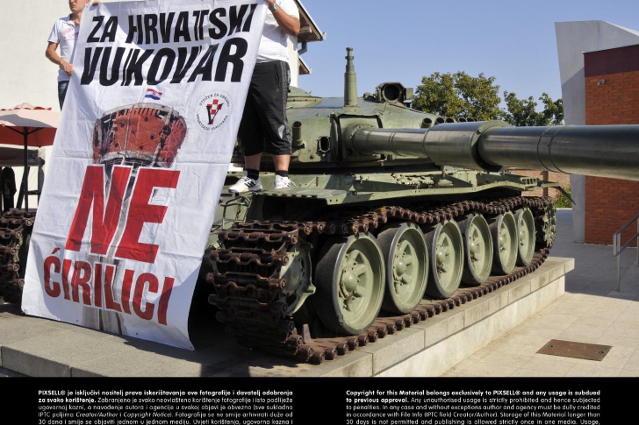'06.09.2013., Vukovar - Kolona prosvjednika nezadovoljnih postavljanjem ploca s dvojezicnim natpisima prosetala je od Trpinjske ceste do Borovo Commercea.  Photo: Goran Ferbezar/PIXSELL'
