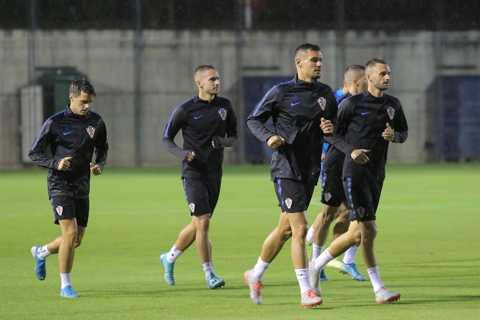Hrvatska nogometna reprezentacija u ponedjeljak je u Zagrebu odradila prvi trening nakon okupljanja pred dvije gostujuće kvalifikacijske utakmice za odlazak na EURO protiv Slovačke u Trnavi 6. rujna i Azerbajdžana u Bakuu 9. rujna.