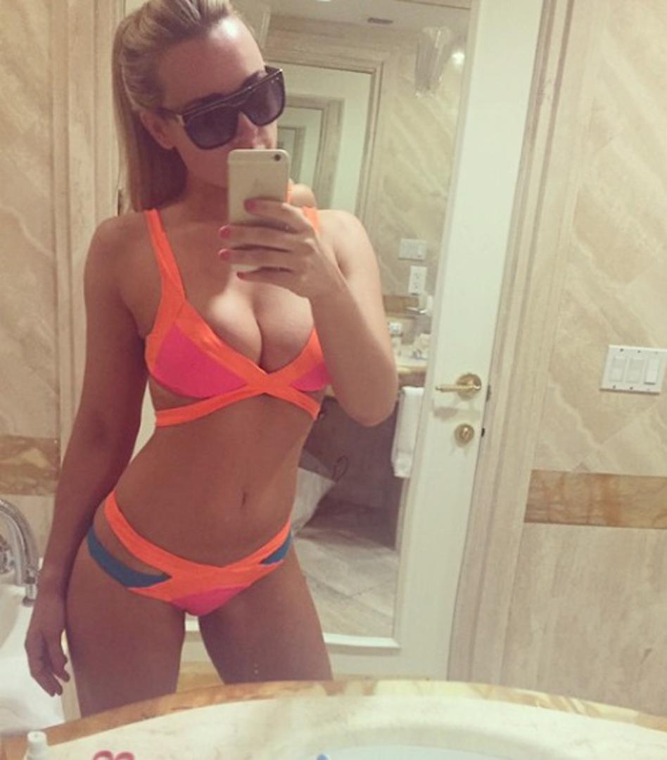 Poslala mu je i nemoralnu ponudu. Naime, prvo je izrazila želju da se upoznaju, a kako je on to ignorirao, onda ju je "podebljala" i rekla da je spremna i na mnogo više od upoznavanja