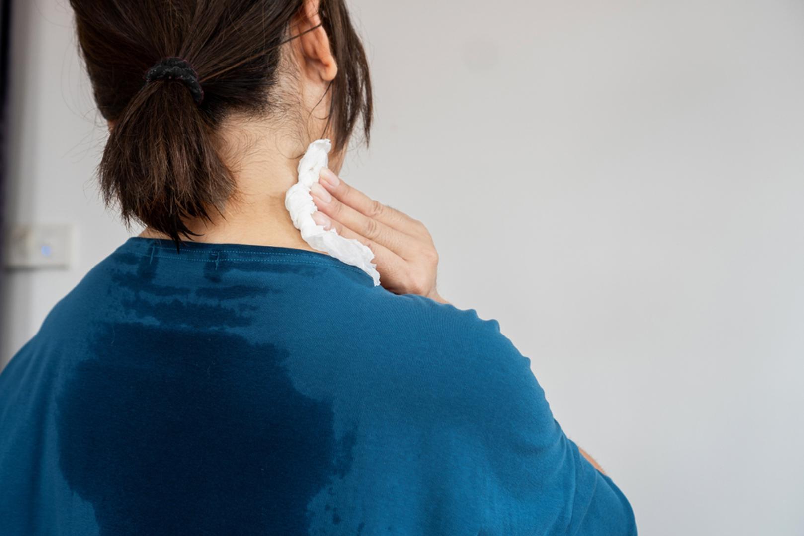 Reakcija 'bori se ili bježi': Strah pokreće poznatu reakciju 'bori se ili bježi', kojom se tijelo priprema za opasnost. Hormoni šalju signale mozgu, leđnoj moždini i živcima, a krv i glukoza odlaze prema rukama i nogama kako bi tijelo imalo energiju za bijeg ili obranu. Zbog toga se ubrzavaju puls i disanje, a mogu se pojaviti znojenje i drhtanje.