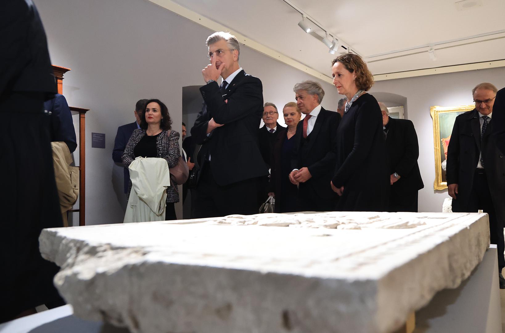 Izložba "U početku bijaše kraljevstvo" o 1100. obljetnici Hrvatskoga Kraljevstva otvorena je u Galeriji Klovićevi dvori, izloženo je više od 400 artefakata, a premijer Andrej Plenković na otvorenju je istaknuo kako svjedoči o povijesti hrvatske državnosti i prikazuje kontinuitet državnosti, kulture i jezika Hrvata