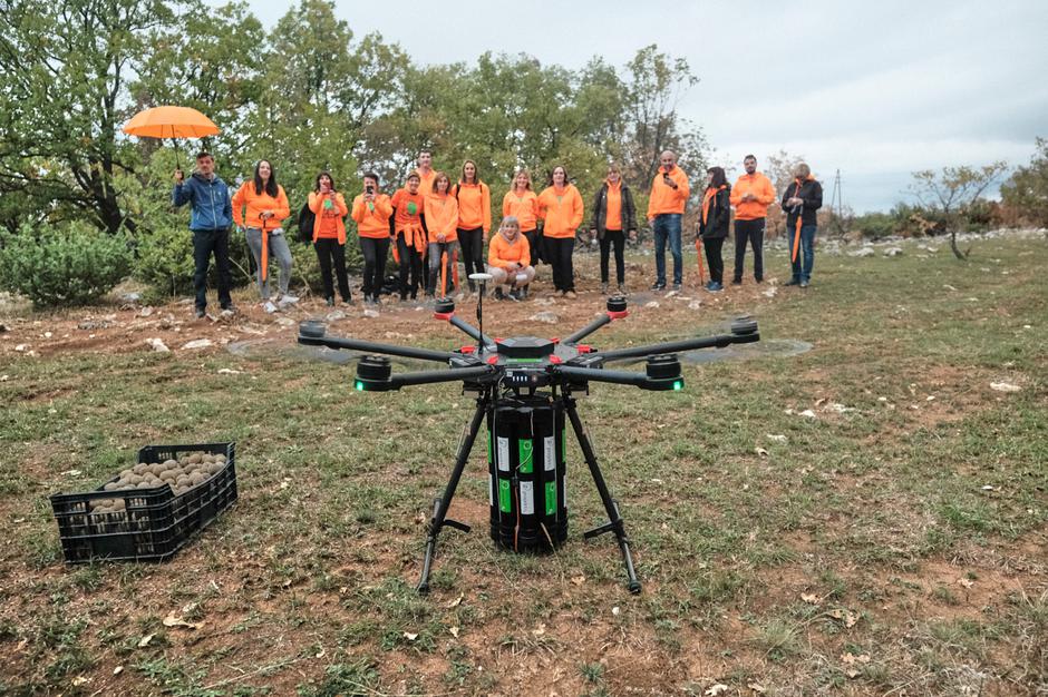 PBZ i Projekt O2 dronom pošumili 10.000 m2 opožarenog područja