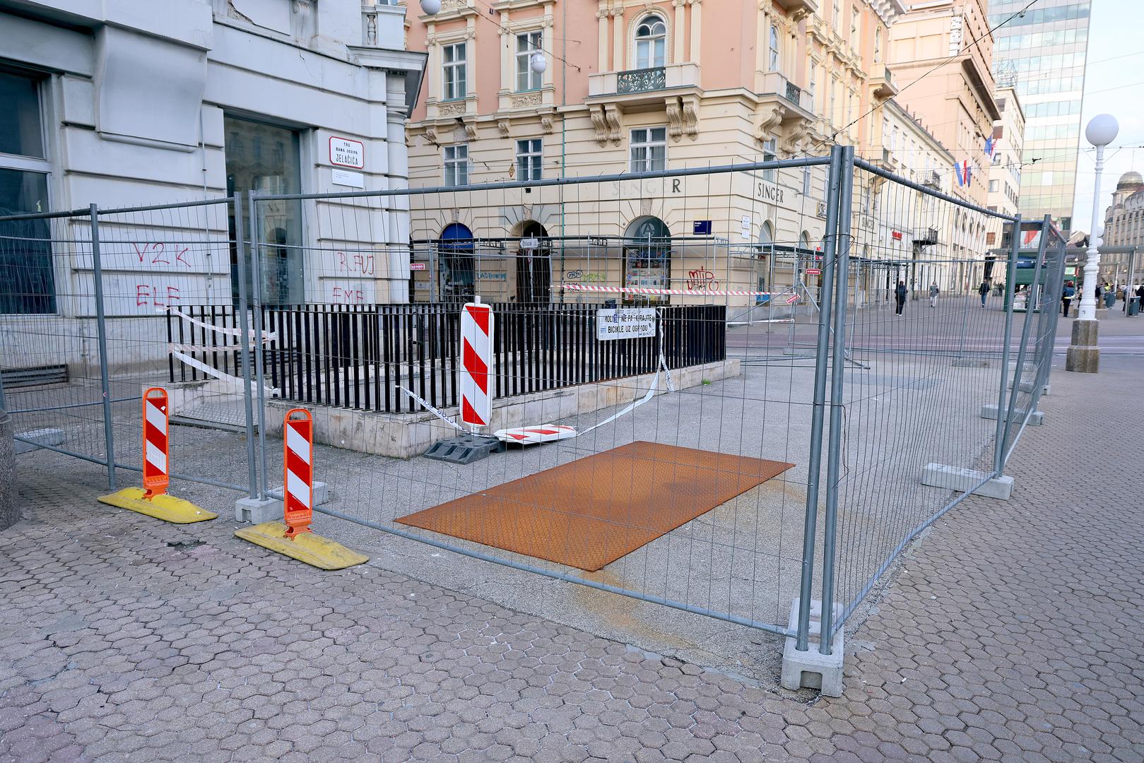 – Zbog oštećenja iznad stropa WC-a na Trgu bana Josipa Jelačića, kao privremena mjera postavljena je zaštitna čelična ploča. Zahvaćeno područje ograđeno je radi sprječavanja kretanja pješaka i vozila te osiguranja sigurnosti svih korisnika prostora. U tijeku su pripreme za radove sanacije i rješavanje navedenog oštećenja – odgovorili su nam kratko na upit iz veljače na tu temu.