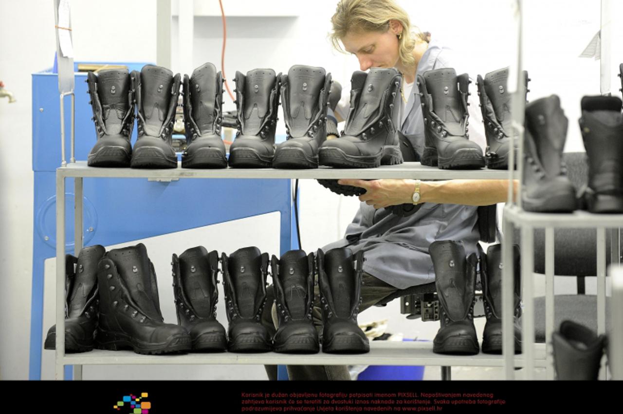 '09.12.2011., Mala Subotica - Njemacki veleposlanik Bernd Fischer posjetio je tvornicu Haix obuce, sastao se s direktorom Ewaldom Haimerlom, a s medjimurskim zupanom Ivanom Perhocom proslavio je potpi