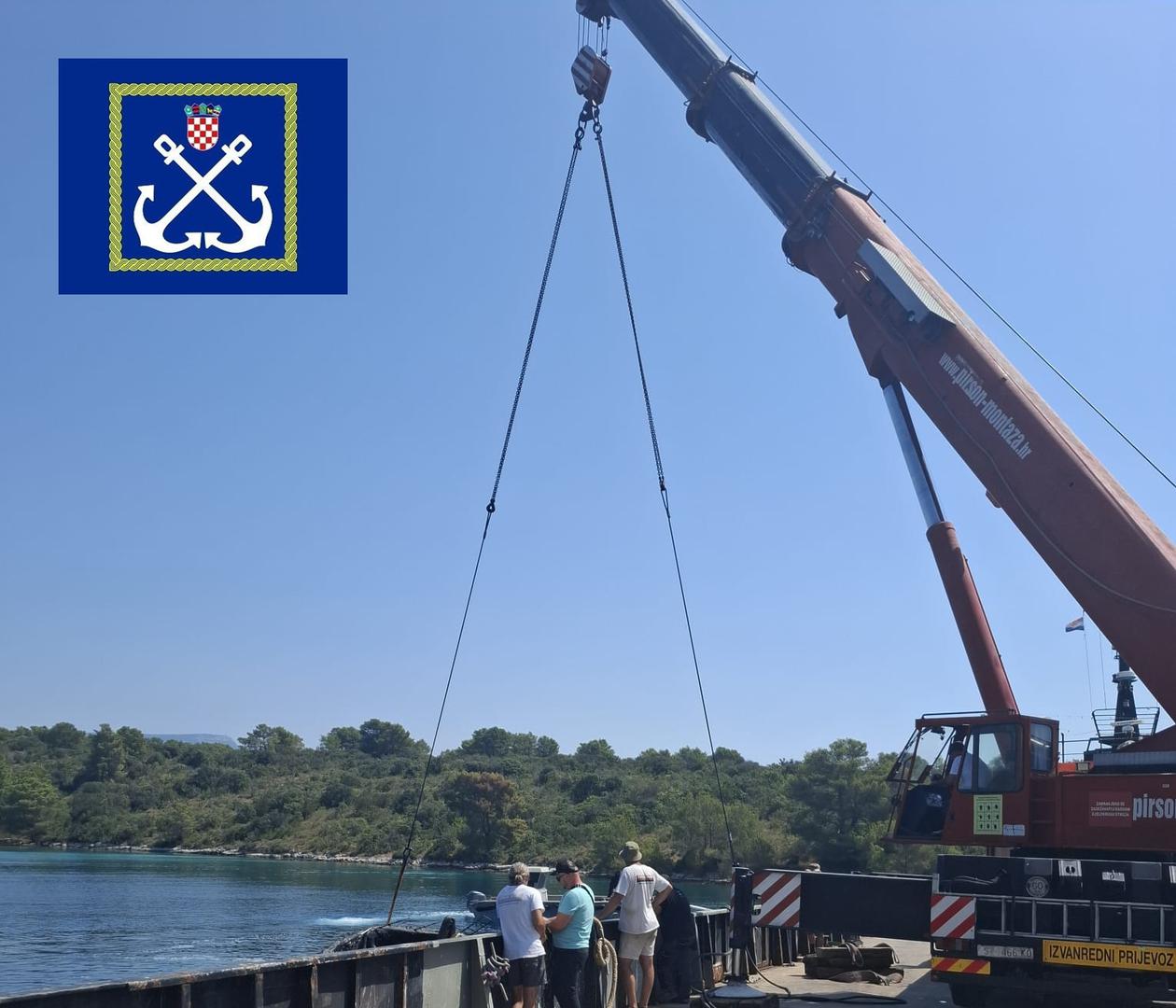 Prva dojava zaprimljena je 19. srpnja u 14.18 sati, kada je očevidac prijavio požar na brodici u uvali Valmižeja kod Premanture. Odmah su pokrenute spasilačke aktivnosti, a na mjesto događaja upućeni su službenici Lučke kapetanije Pula i pripadnici Javne vatrogasne postrojbe Pula. O događaju su obaviješteni i Postaja pomorske i aerodromske policije Pula te nadležna Policijska uprava.