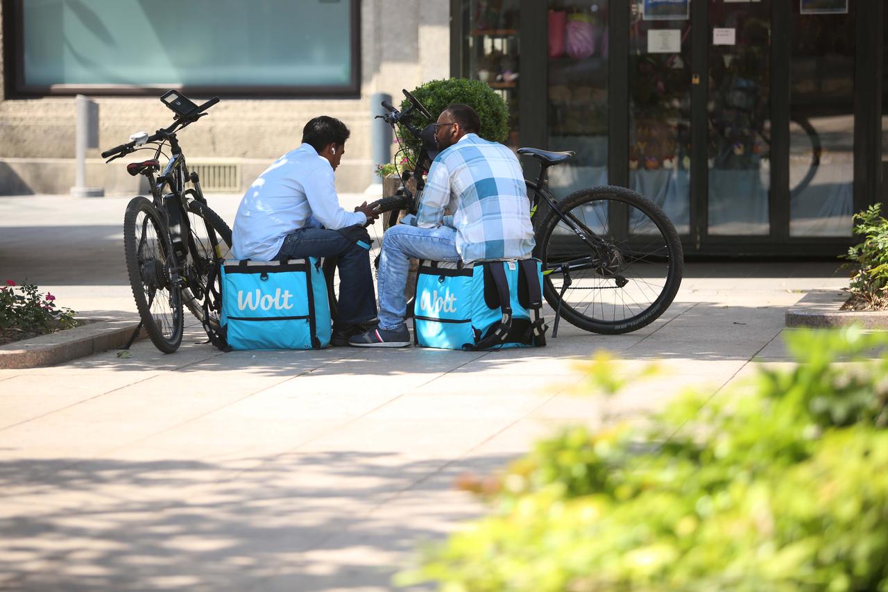 Gradjani na razne nacine traze spas od visokih temperatura.