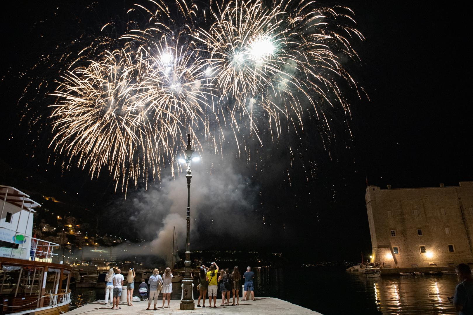 Naime, Dan je priredio vatromet za filmskog producenta i igrača pokera Billa Perkinsa i plesačicu Laru Sebastian koji su se jučer zaručili u Dubrovniku.