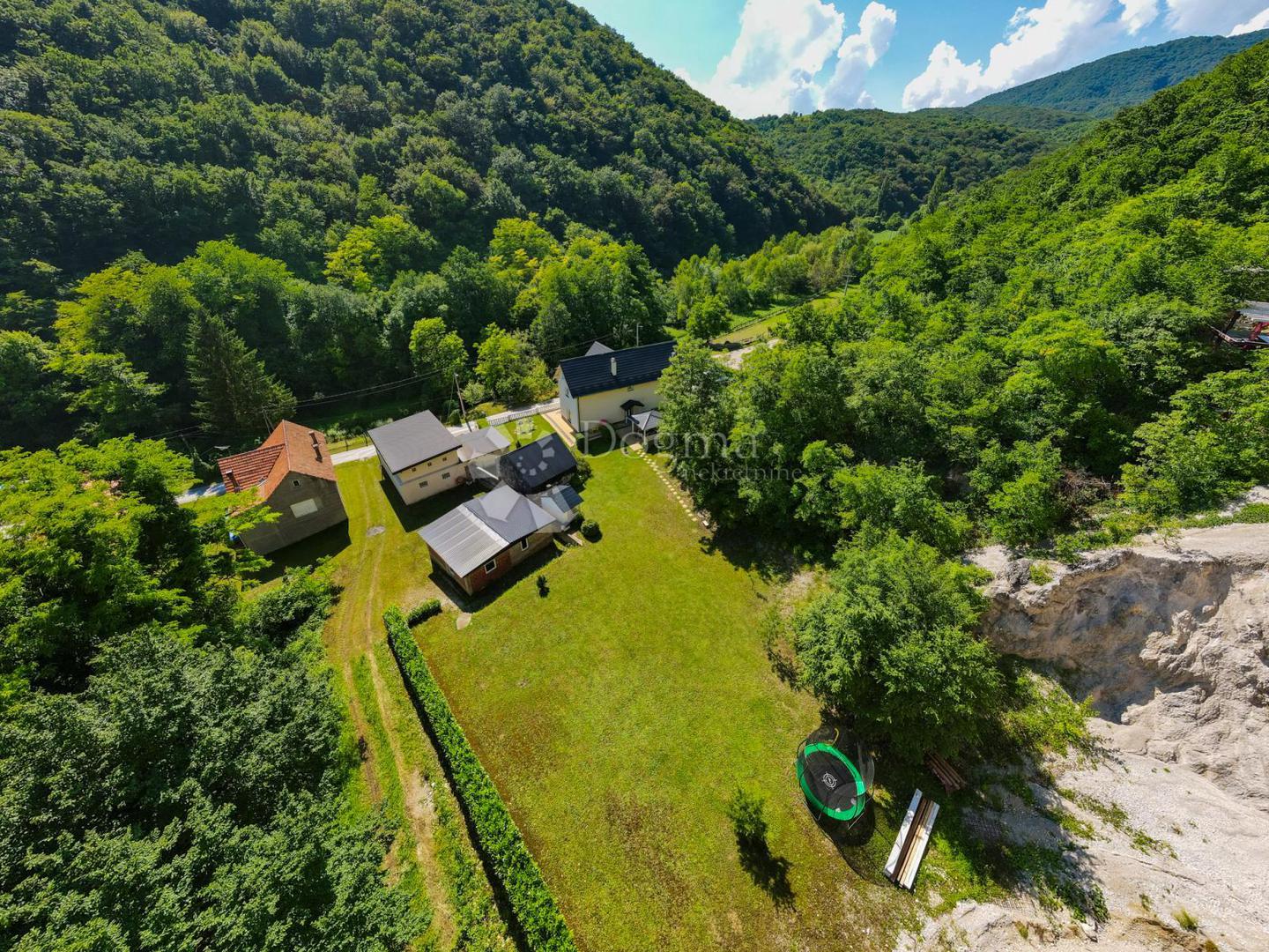 Ima i vlastito brdo s kamenolomom. Može se postaviti zip line, sugeriraju. U srcu brda nalazi se oaza sa sjenicom i roštiljem, a oko kuće se može izgraditi i bazen