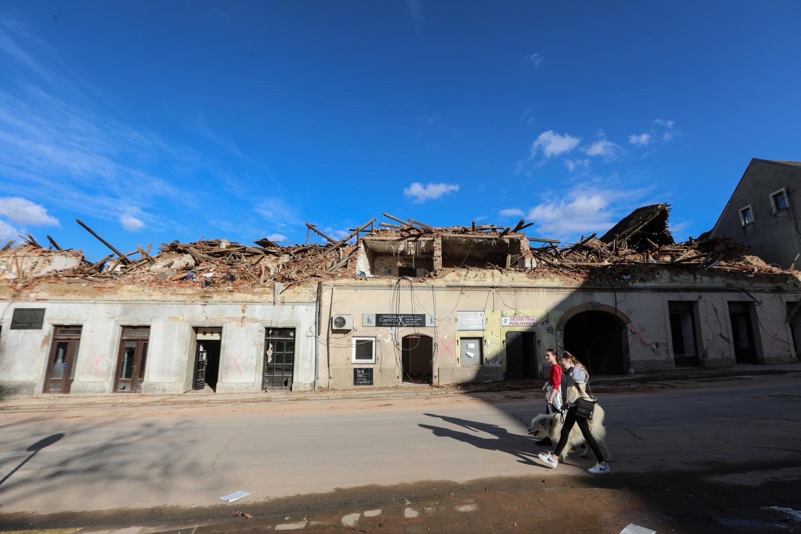 02.02.2021., Petrinja - Nakon tmurna i hladna vremena razrusenu Petrinju zagrijalo proljetno sunce. Prazan grad s pokojim prolaznikom djeluje sablasno.  Photo: Robert Anic/PIXSELL