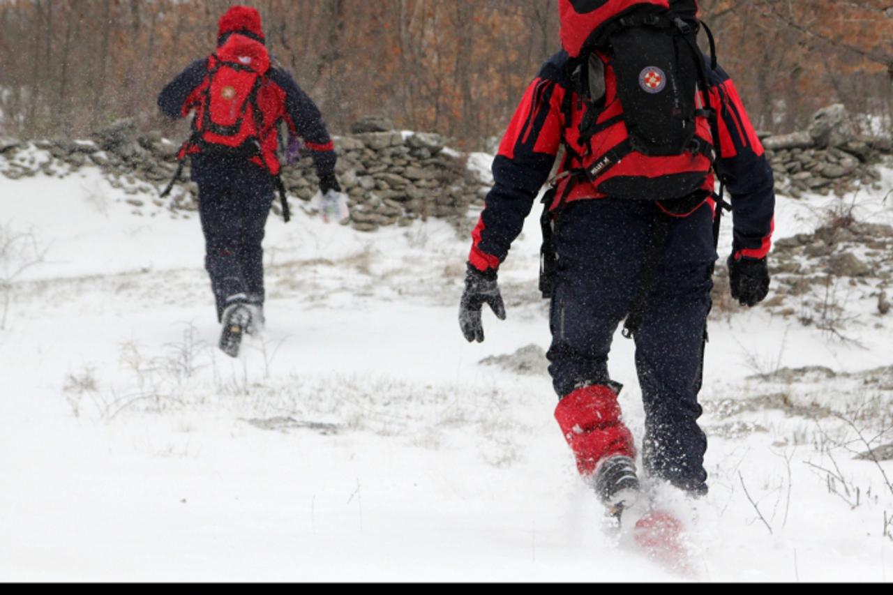 '06.02.2012., Oklaj - HGSS spasava i pomaze stanovnicima zatrpanim u zaseocima opcine Promina, donoseci im hranu i ljekove. Photo: Dusko Jaramaz/PIXSELL'