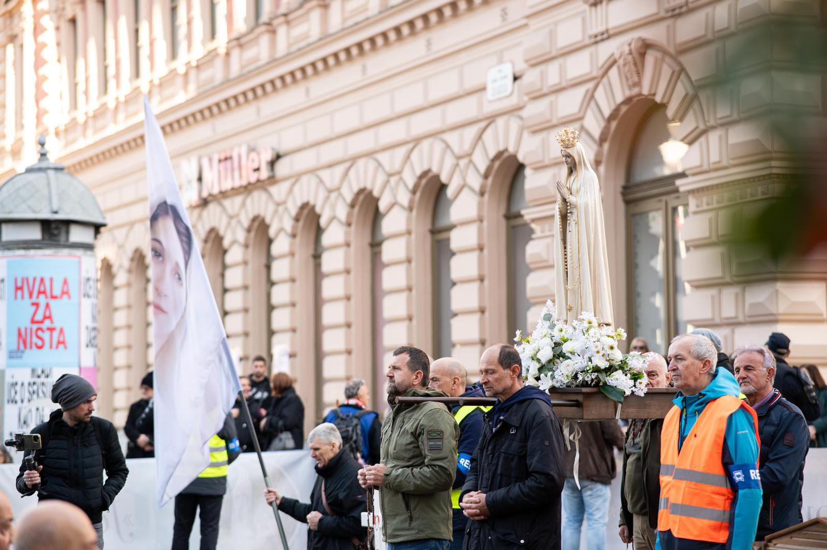 Molitve krunice proširile su se i na ostatak Hrvatske pa ih je i jutros bilo u gradovima diljem zemlje. 