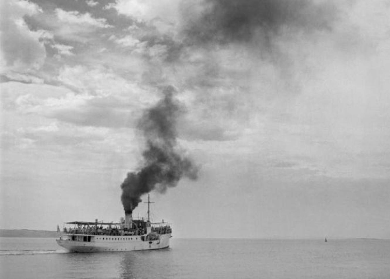 obalu dokumentirajući objektivom svojeg fotoaparata prirodne ljepote, kulturne spomenike hrvatske obale i turistička središta. Nastale su kao plod Dabčevih profesionalnih angažmana za Turistički savez Jugoslavije te narudžbi za likovnu opremu časopisa Jugoslavija, bogato ilustriranu publikaciju koja je obrađivala niz tema važnih za život države, od umjetnosti, preko turizma, do znanosti