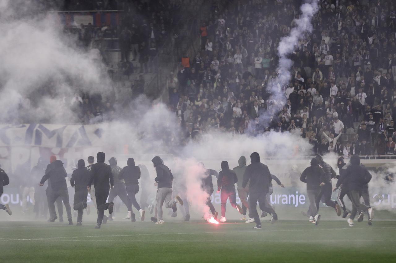 Kaos na Poljudu: Torcida upala na teren, igrači pobjegli u tunel! Specijalci tjerali huligane