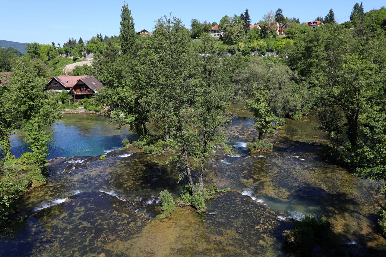 Slunj: Turisti svakodnevno posjećuju Rastoke  koje su nedavno dobile novu šetnicu