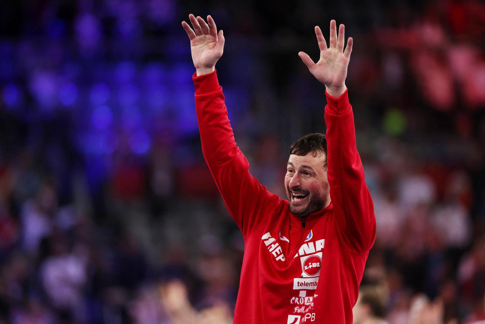 "Nakon završetka utakmice, kada su hrvatski rukometaši zajedno s gotovo 15.000 sunarodnjaka na tribinama slavili plasman u četvrtfinale, svjedočili smo briljantnoj sceni", piše u tekstu na slovenskom portalu Ekipa.