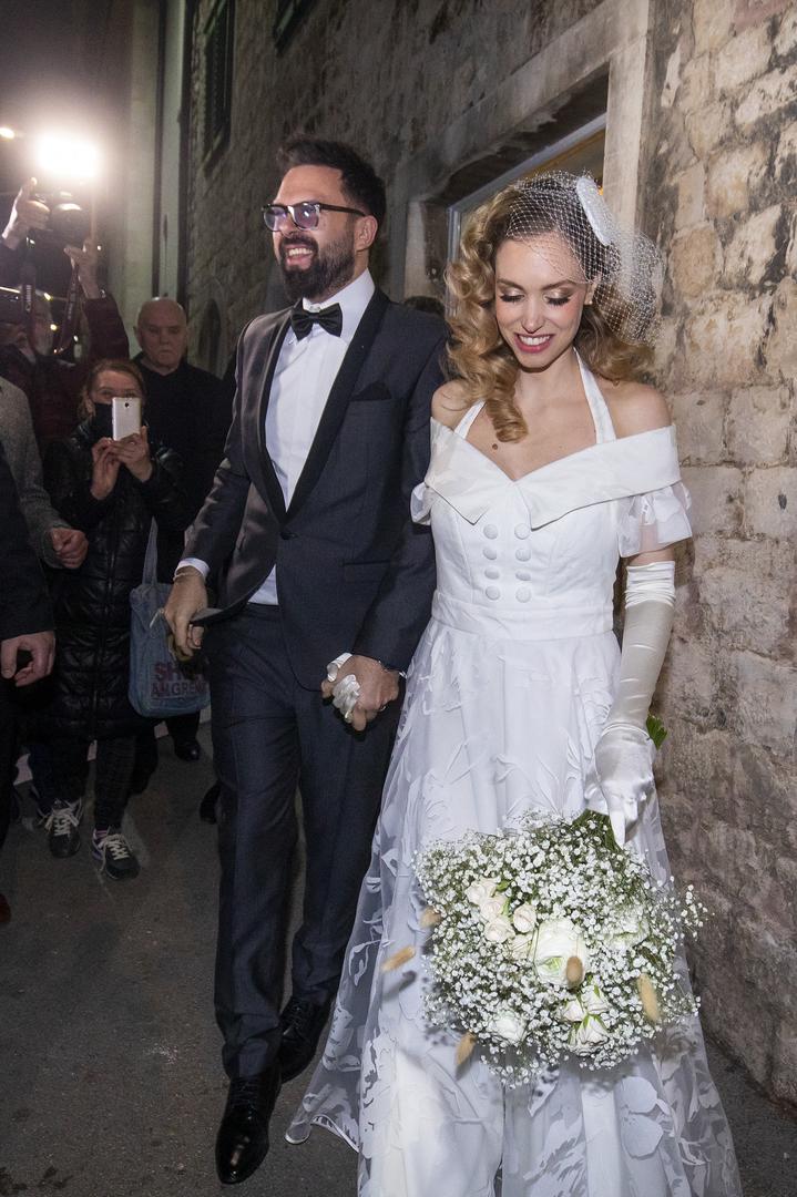 Hana i Grašo u crkvu su stigli u pratnji osiguranja, a Grašo je na ulasku i izlasku mahnuo okupljenim fotoreporterima. 